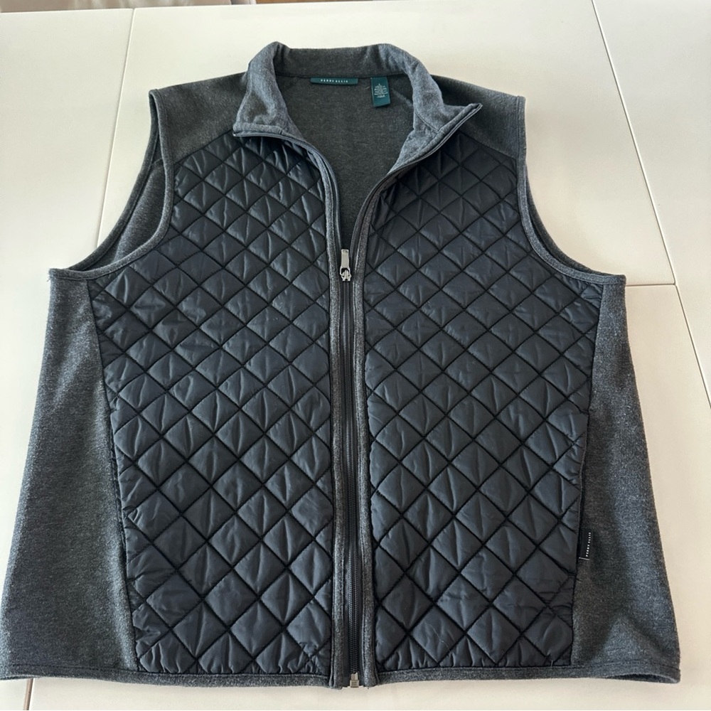Men's Gray Quilted Vest Perry Ellis zip up with pockets lightweight new no tags